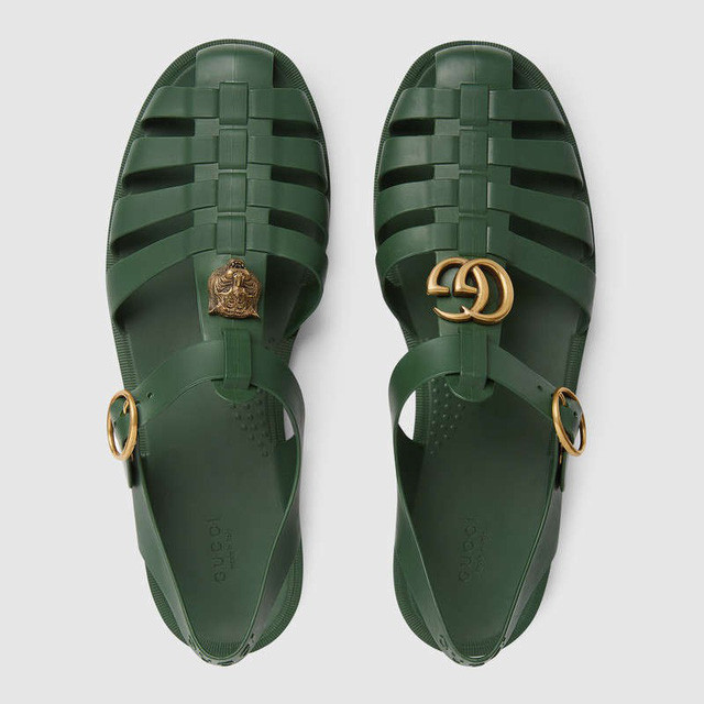Điều đáng nói, trong khi mẫu sandal cao su của Gucci trông cũng không sang chảnh, có giá trên trời thì dép rọ Việt Nam lại chỉ có 70.000 đồng mà thôi.