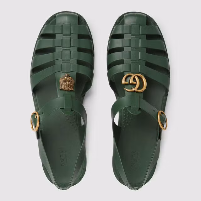 Điều đáng nói, trong khi mẫu sandal cao su của Gucci trông cũng không sang chảnh, có giá trên trời thì dép rọ Việt Nam lại chỉ có 70.000 đồng mà thôi.