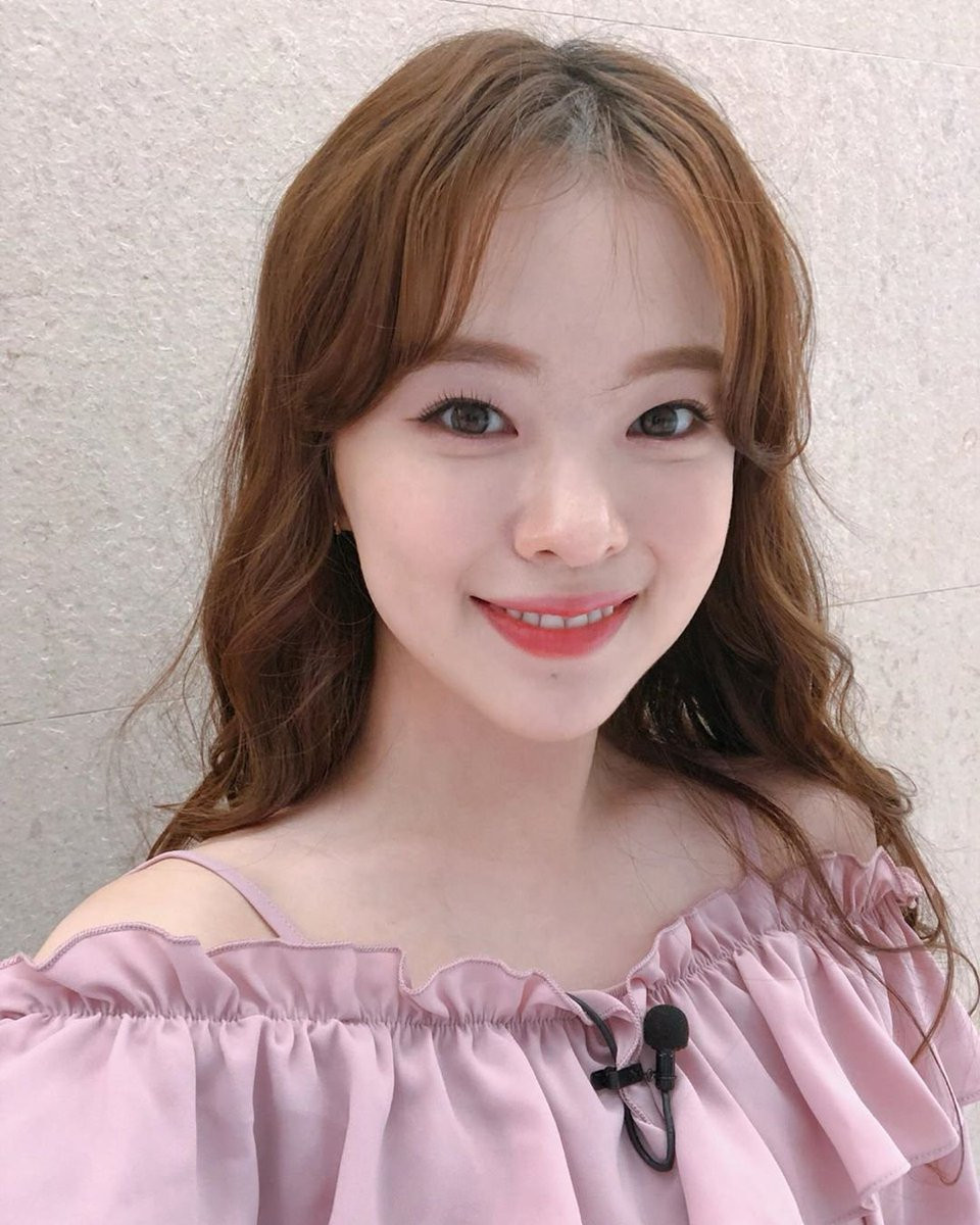 Ha Neul cũng chuộng các mẫu áo trễ vai để khoe vai trần thon thả. Ảnh: Internet. Video "Minh Hằng chia sẻ về phong cách thời trang". Nguồn: VTC.