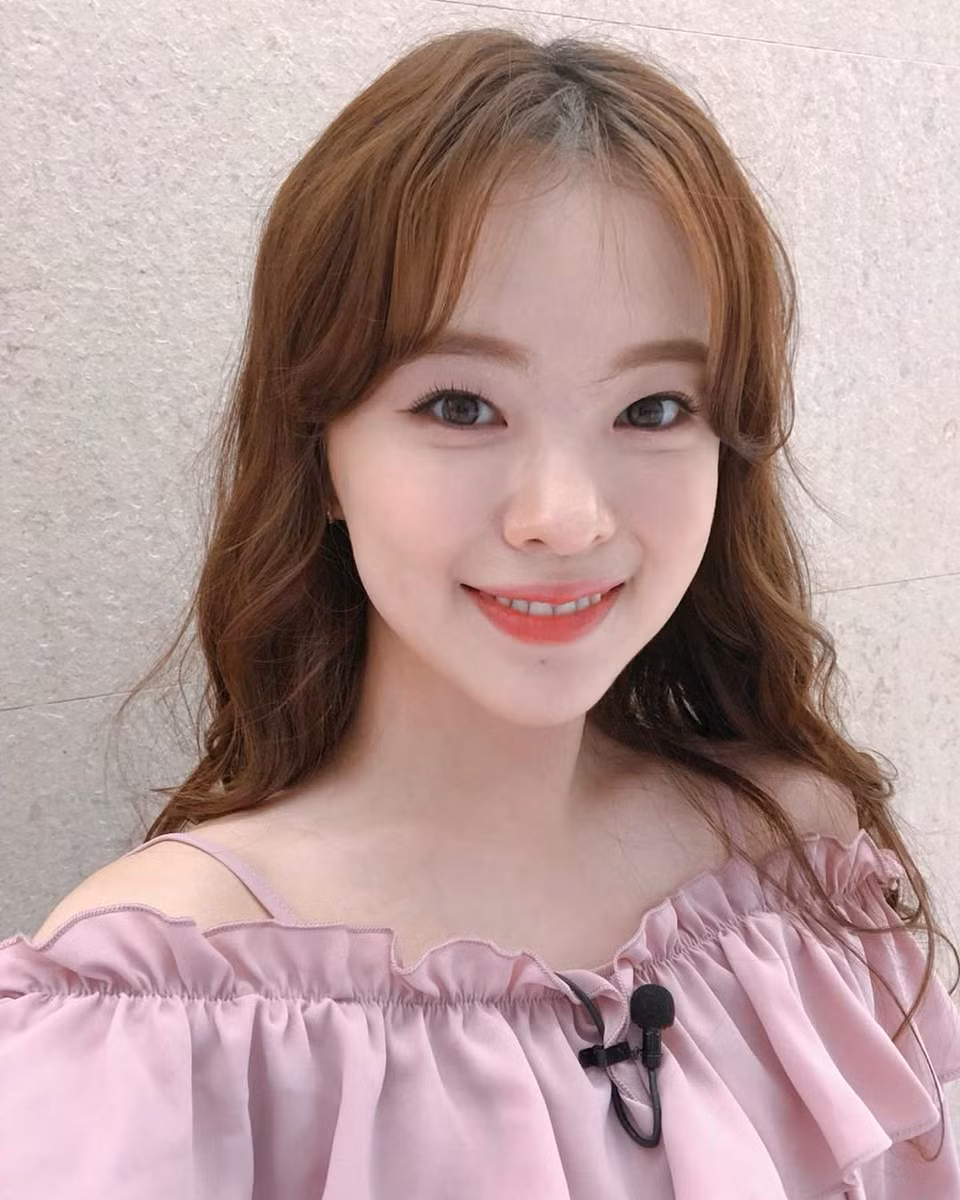 Ha Neul cũng chuộng các mẫu áo trễ vai để khoe vai trần thon thả. Ảnh: Internet. Video "Minh Hằng chia sẻ về phong cách thời trang". Nguồn: VTC.