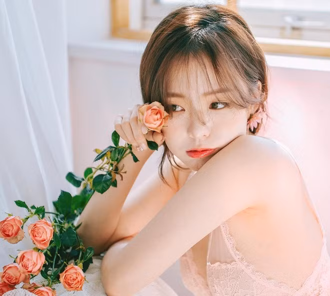 Theo ET, cô thường được khán giả gọi là "thiên thần nội y" hay "nữ hoàng đồ lót" nhờ vóc dáng cân đối, vẻ ngọt ngào. Cô còn là gương mặt đại diện của một số thương hiệu mỹ phẩm.