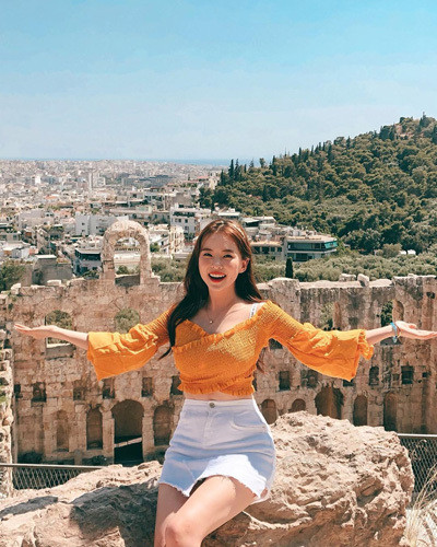 Ngoài đời, mỹ nhân nội y yêu thích váy ngắn trên đầu gối để "ăn gian" chiều cao.