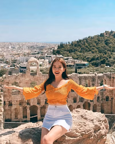 Ngoài đời, mỹ nhân nội y yêu thích váy ngắn trên đầu gối để "ăn gian" chiều cao.