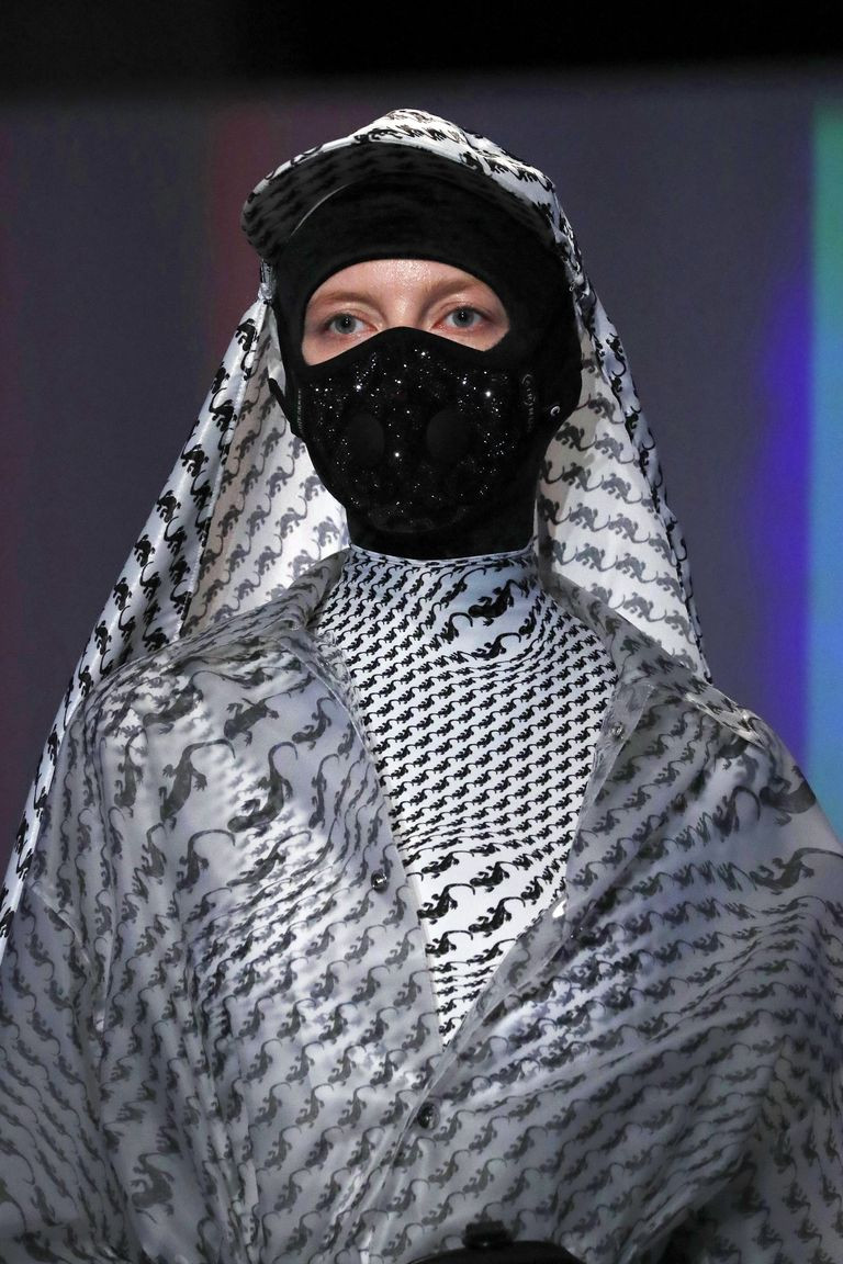 Những chiếc mặt nạ phủ kín mặt chỉ hở đôi mắt không chỉ là sản phẩm thời trang mà còn có tác dụng bảo vệ sức khỏe.