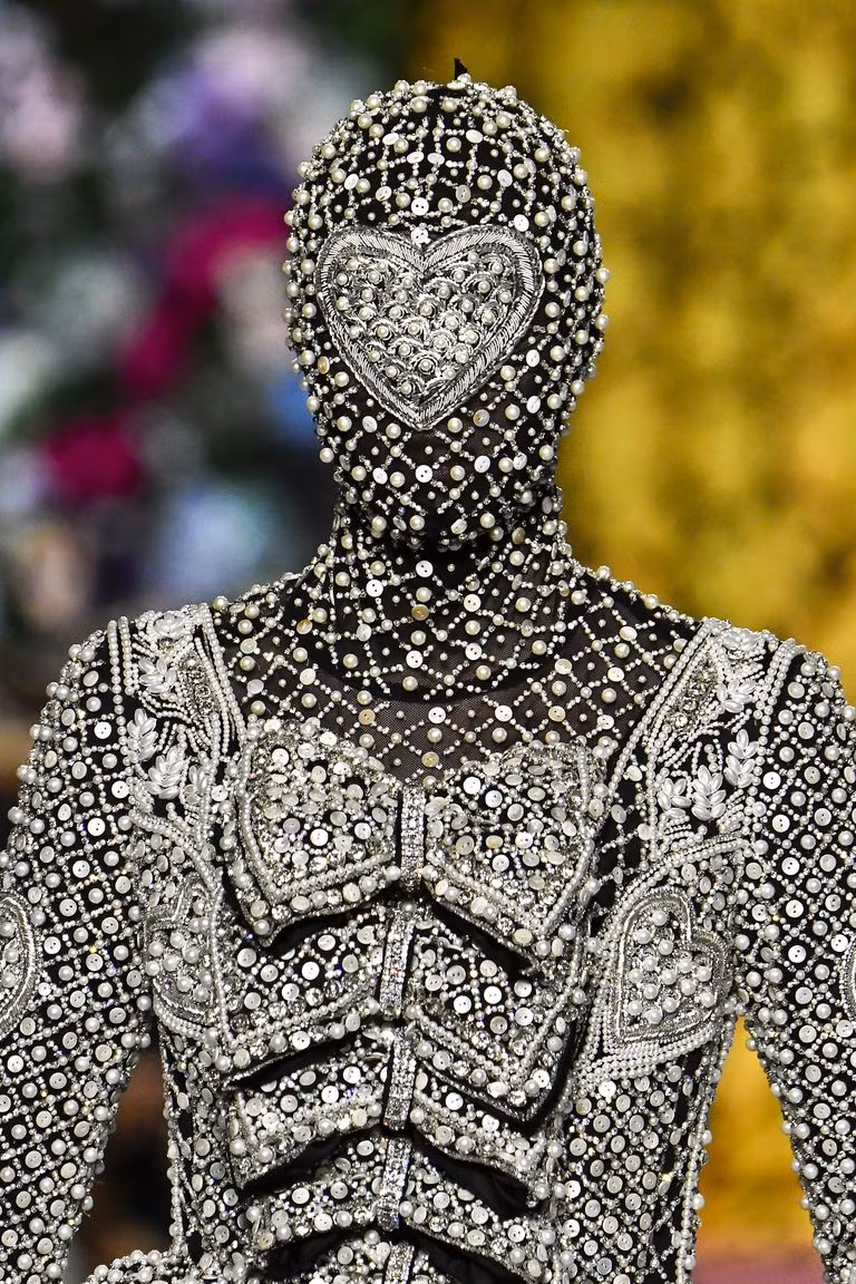 Trên sàn diễn thời trang, mặt nạ và khẩu trang có thiết kế độc đáo tiếp tục trở thành điểm nhấn nổi bật của nhiều BST.