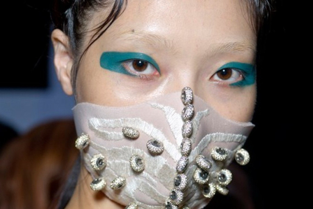 Trong Tuần lễ thời trang Paris 2013, nhà thiết kế Trung Quốc Masha Ma khiến khán giả bất ngờ khi để người mẫu đeo khẩu trang được đính đá Swarovski lên sàn diễn.