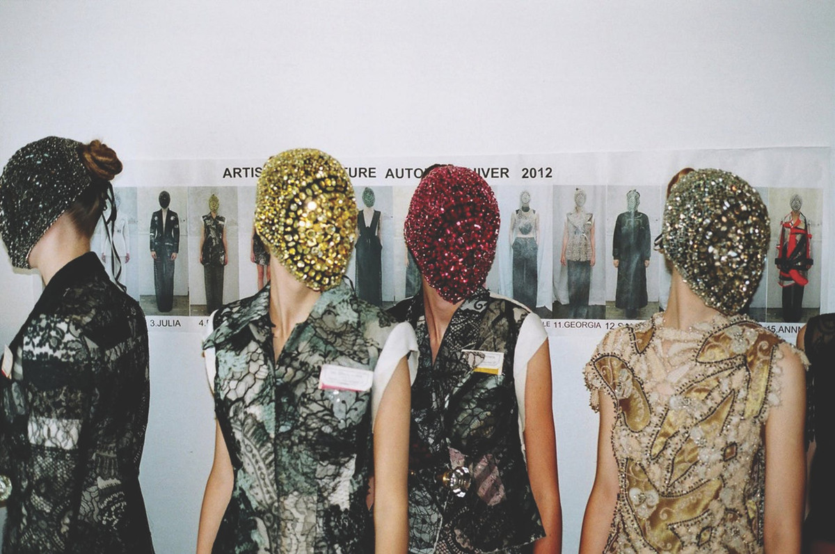 Những năm gần đây, khẩu trang trở thành một xu hướng nổi bật trên sàn diễn với nhiều kiểu dáng độc đáo và đa dạng.