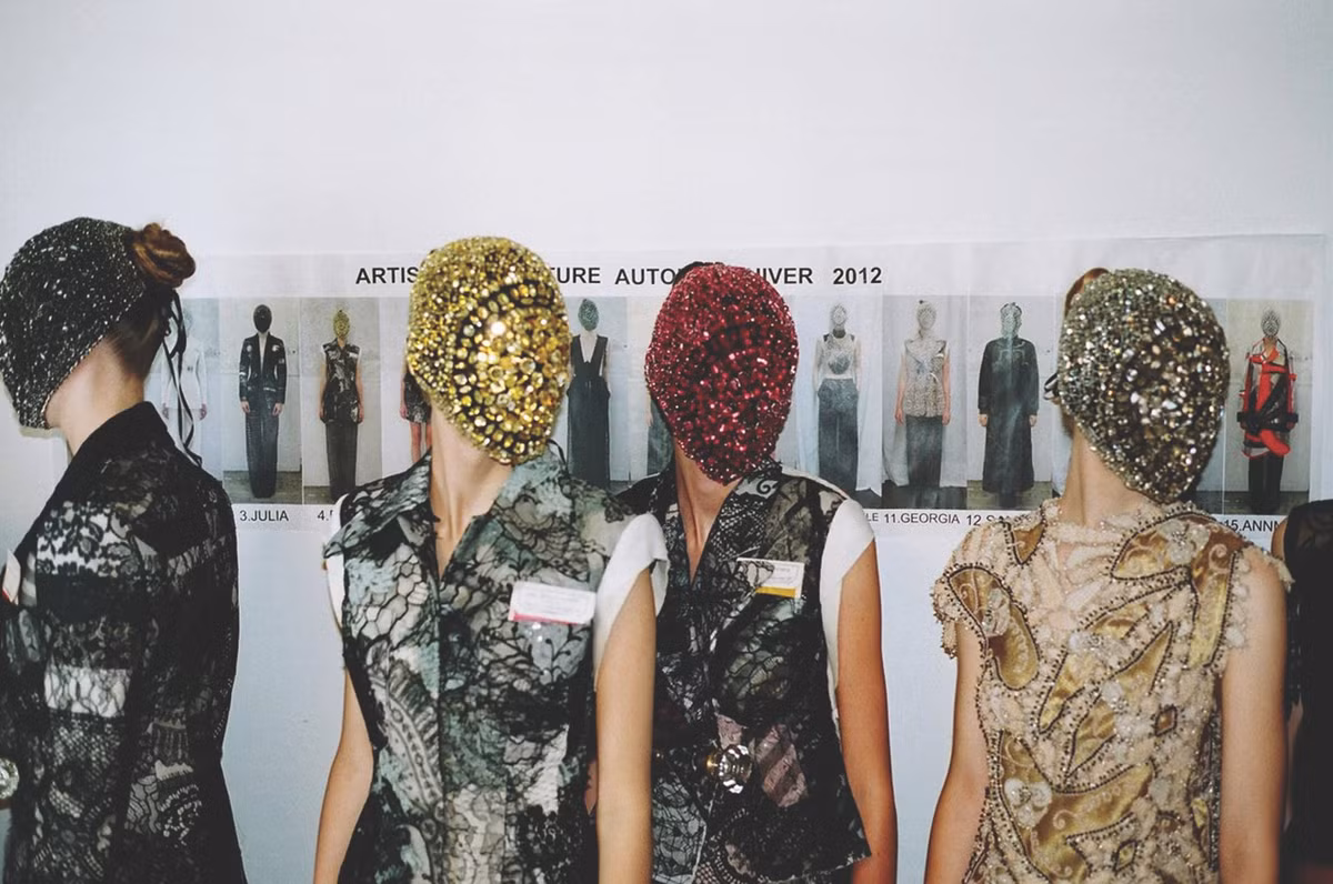 Những năm gần đây, khẩu trang trở thành một xu hướng nổi bật trên sàn diễn với nhiều kiểu dáng độc đáo và đa dạng.