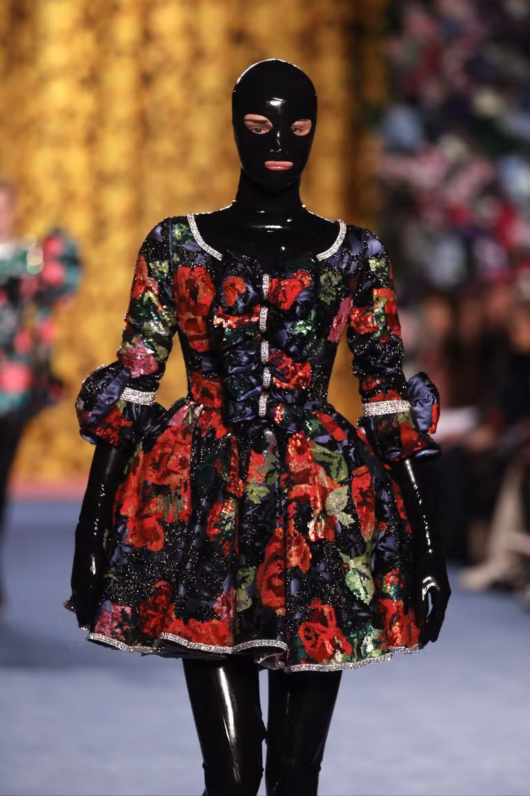 Những chiếc mặt nạ, khẩu trang được tạo ra từ đủ mọi loại chất liệu, từ cao su balaclavas latex đến những miếng sừng đính đá quý.