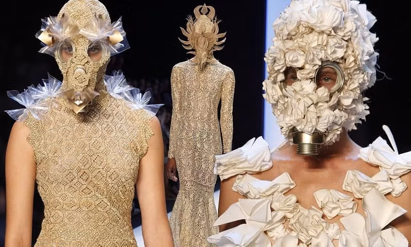 Không chịu thua kém, nhà thiết kế Diddo "chơi trội" hơn khi tạo ra dòng mặt nạ đính kim cương vào năm 2014.