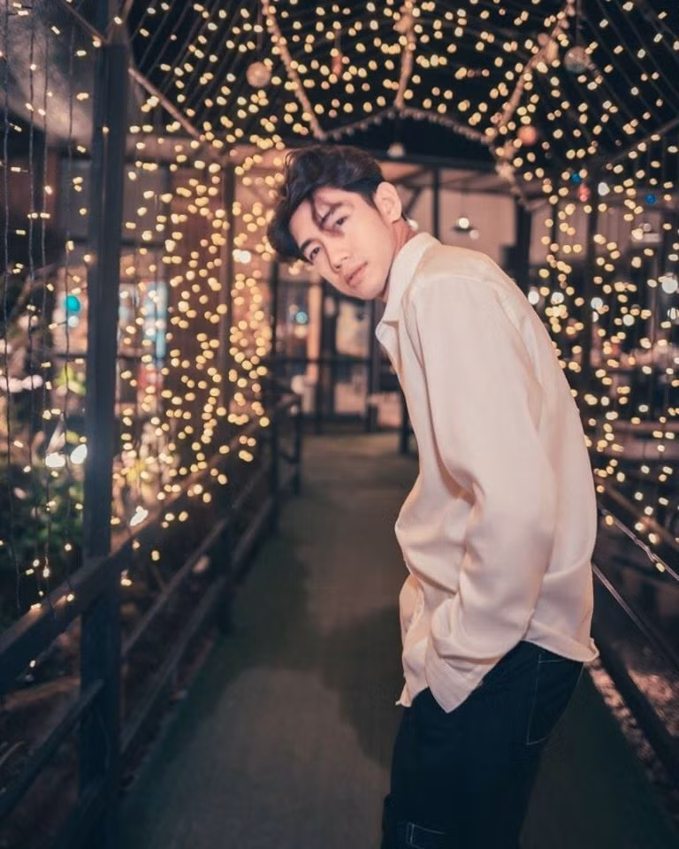 Thường xuyên cập nhật các xu hướng thời trang, cách phối chọn trang phục, Quang Đăng là một trong những nam vũ công sở hữu gu ăn mặc lịch lãm và nam tính cả trên sân khấu và ngoài đời.