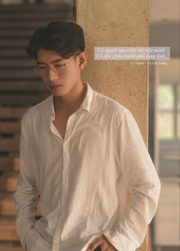 Quang Đăng gây ấn tượng với hình ảnh mặc áo sơ mi trắng bảnh bao khiến bao fan nữ mê đắm.