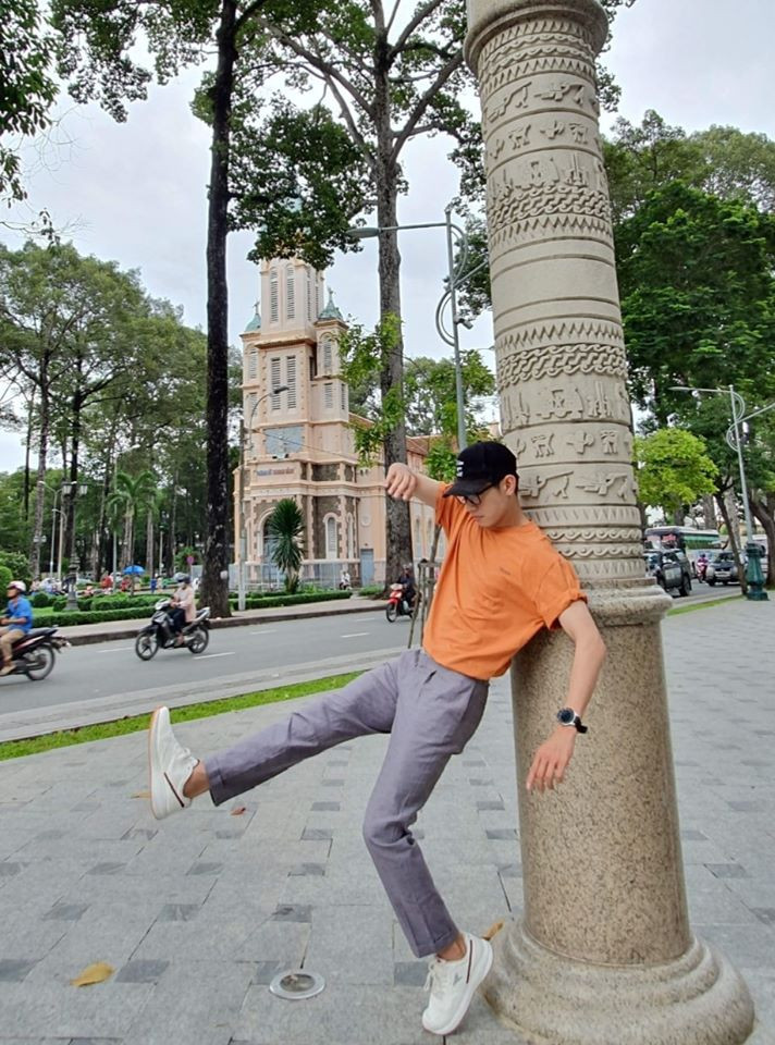 Khi đi chơi hay du lịch, Quang Đăng có style cá tính và giản dị hơn.