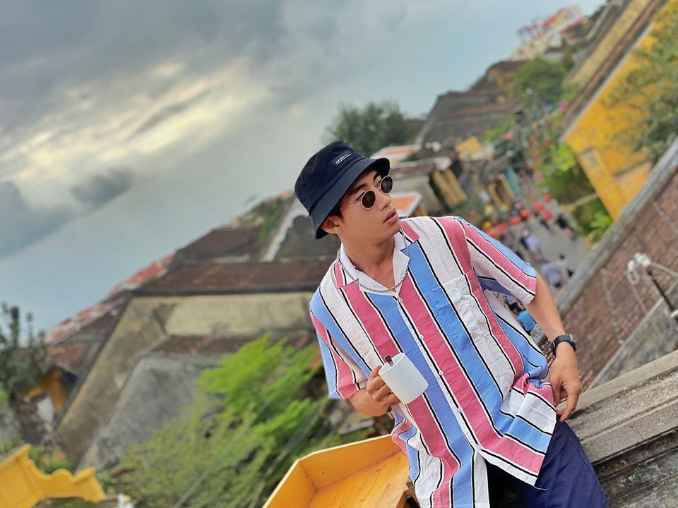 Anh thường chọn các trang phục màu mè để lên đồ trông bắt mắt hơn.