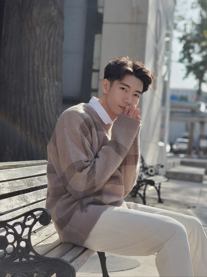 Đôi khi, anh chàng lại ăn mặc thư sinh trông như các nam thần tượng Hàn Quốc.