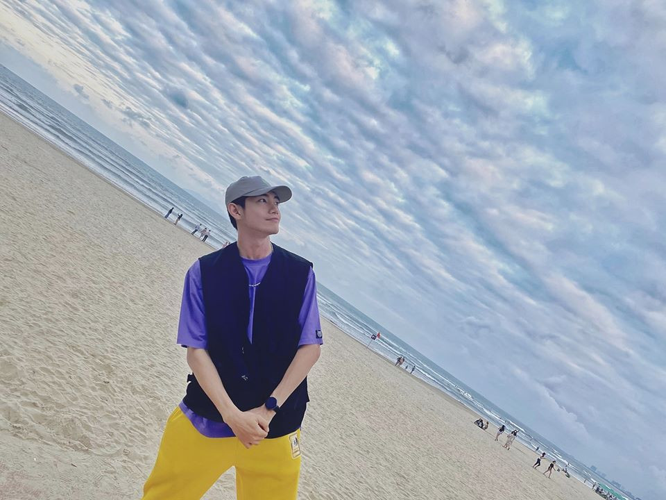 Quang Đăng trông cực kỳ cá tính với áo phông tím phối áo ghi lê đen và quần vàng chói lóa. Ảnh: FBNV. Video "Minh Hằng chia sẻ về phong cách thời trang". Nguồn: VTC.