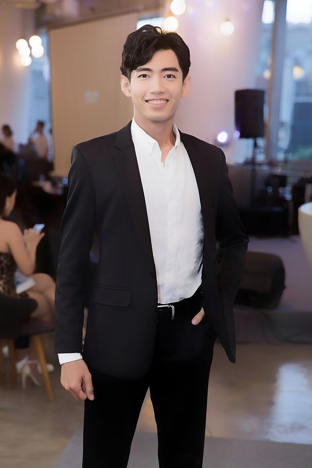 "Cha đẻ" Vũ điệu rửa tay ghi điểm với bộ vest cực kỳ thời trang.