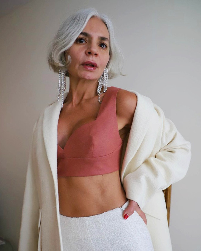 Grece Ghanem chính là minh chứng đúng nhất cho lời khẳng định: “Tuổi tác không quyết định phong cách thời trang của bạn”. Video "Minh Hằng chia sẻ về phong cách thời trang". Nguồn: VTC.