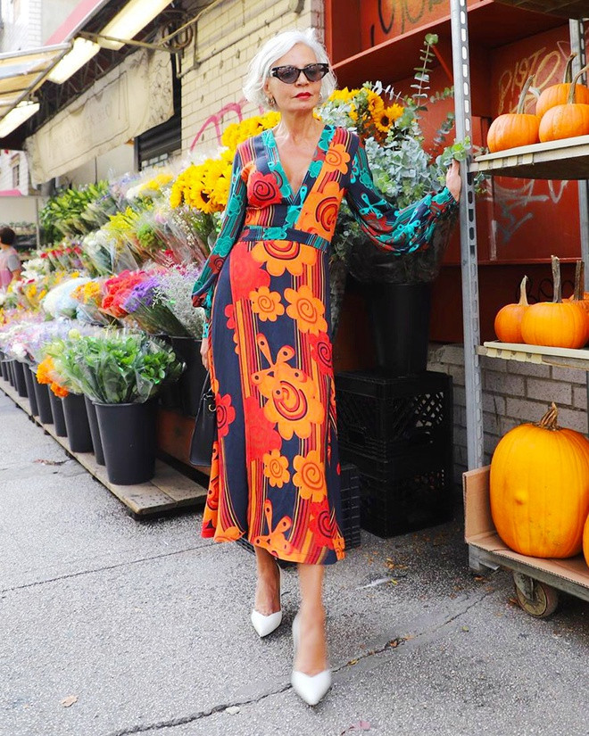 Đôi lúc, Grece Ghanem biết cách nhấn nhá phụ kiện trên trang phục, nhằm nâng tầm hình ảnh trở nên khác biệt. Một chiếc túi xách đỏ phối cùng sneaker sẽ mang đến vẻ trẻ trung trên toàn set đồ.