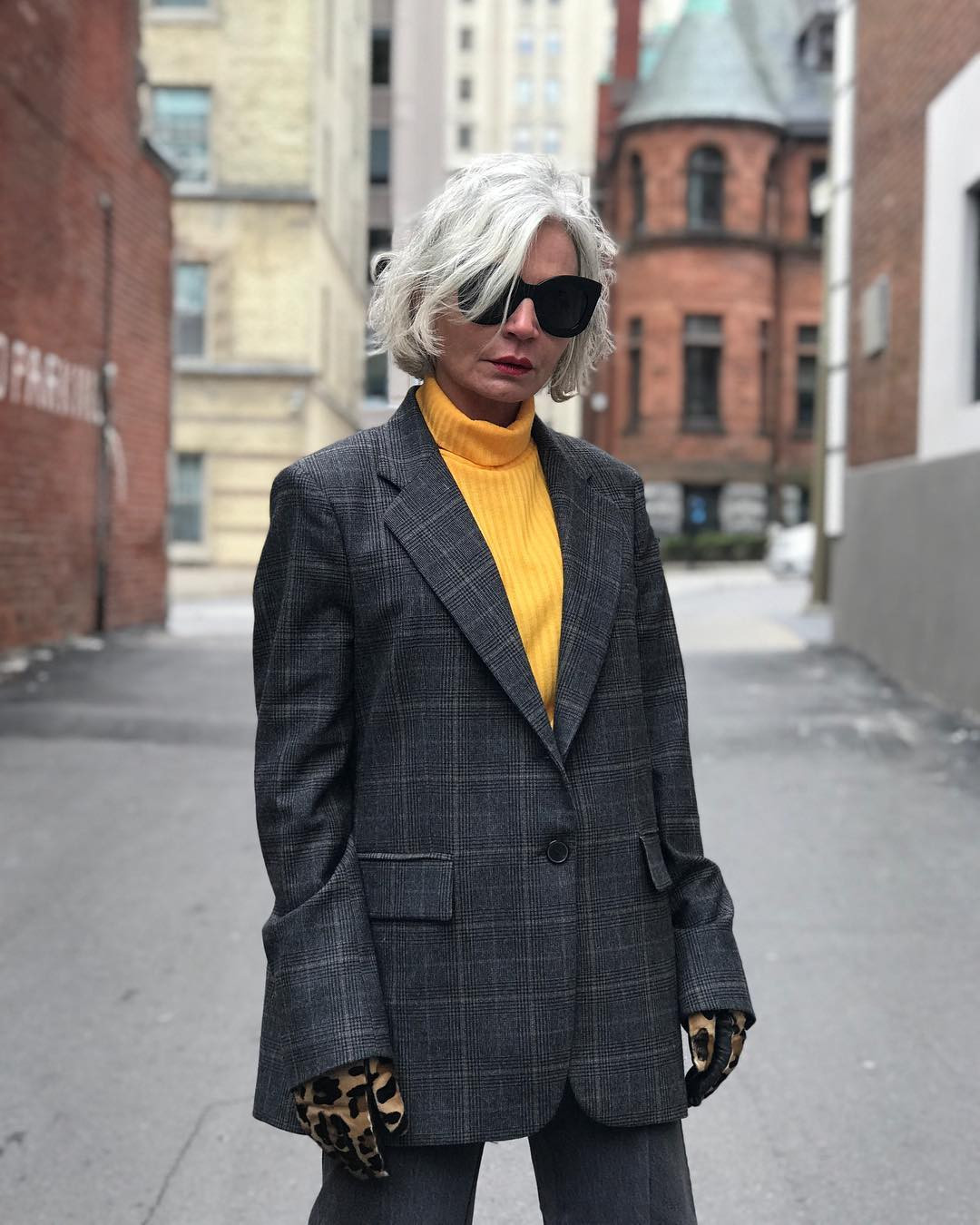 Lời khuyên của người mẫu U60 về việc tạo dựng phong cách thời trang: “Hãy mua những thứ bạn ham muốn, chúng sẽ khiến bạn cảm thấy đầy uy lực”.