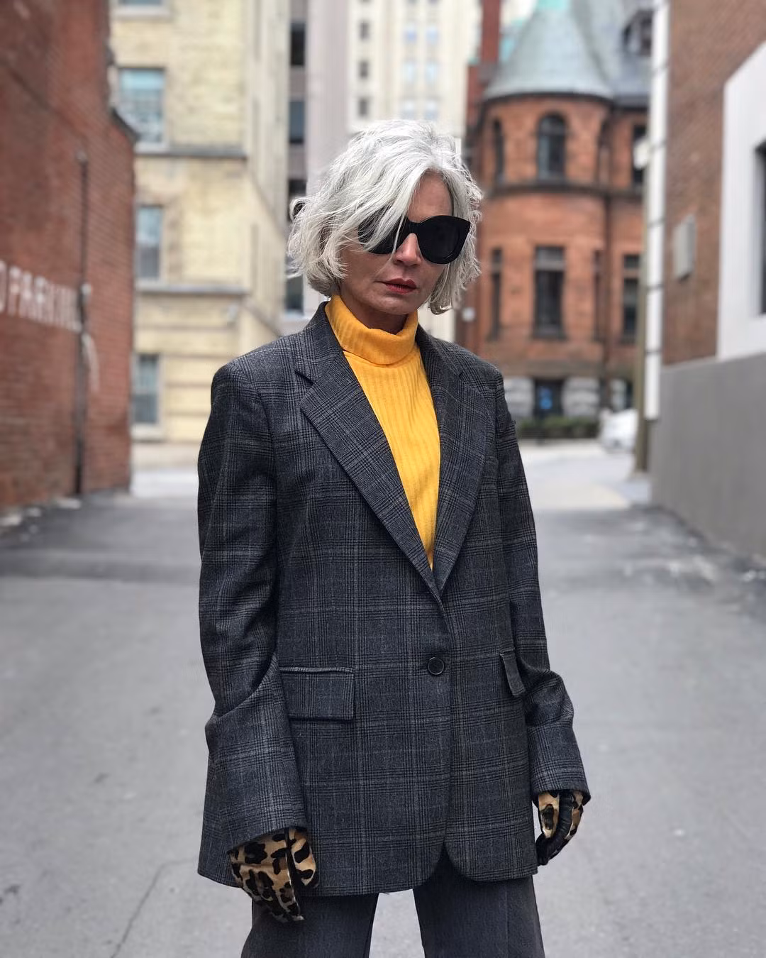 Lời khuyên của người mẫu U60 về việc tạo dựng phong cách thời trang: “Hãy mua những thứ bạn ham muốn, chúng sẽ khiến bạn cảm thấy đầy uy lực”.