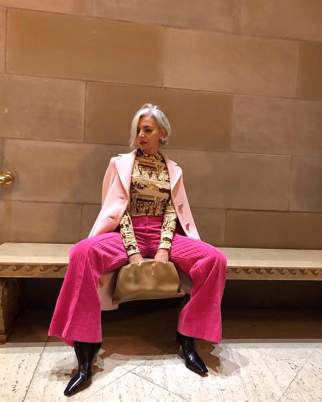 Dù không làm việc trong lĩnh vực thời trang, nhưng gu thời trang sành điệu của người mẫu 54 tuổi luôn được đánh giá cao về tính thẩm mỹ trên từng bộ trang phục.