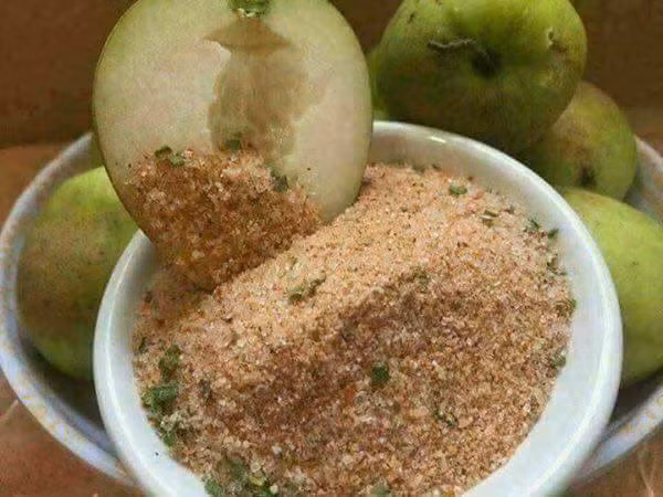 Tuy nhiên, để có được gói gia vị này làm đồ chấm cũng không dễ dàng. Rất nhiều người đã phải "hy sinh" cả mấy gói mì hoặc chấp nhận ăn... mì "chay" để giữ lại gói gia vị cho lần sau.