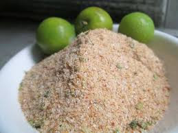 Vị mằn mặn của gia vị cùng vị chua của hoa quả khiến nhiều người vừa ăn vừa suýt xoa.