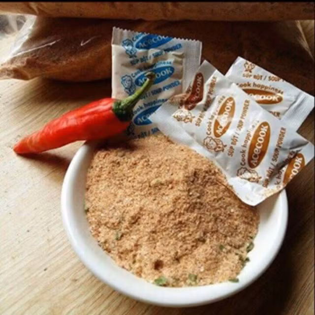 Theo nhiều cư dân mạng, gói muối Hảo Hảo đem lại cảm giác rất đặc biệt so với nhiều loại muối khác. Những hạt muối được trộn cùng với bột ớt đỏ nhỏ li ti, kèm theo một ít hành lá sấy khô màu xanh, kết hợp lại tạo nên hương vị chua chua, cay cay, mằn mặn cực kỳ đặc trưng.