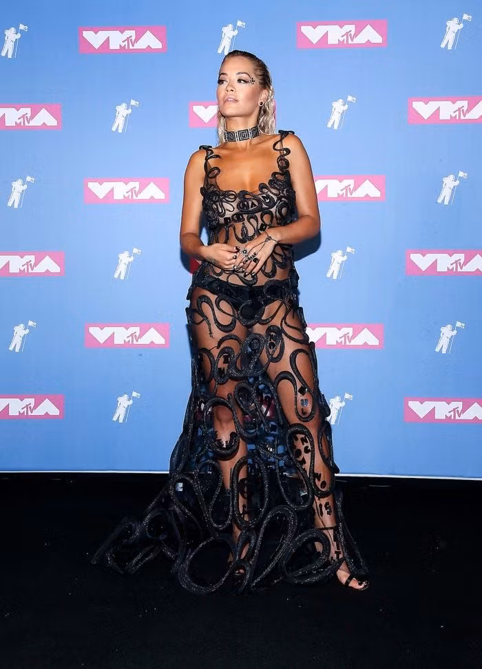 Nữ ca sỹ Rita Ora tham dự MTV Video Music Awards năm 2018 với một thiết kế cực kỳ thiếu vải.