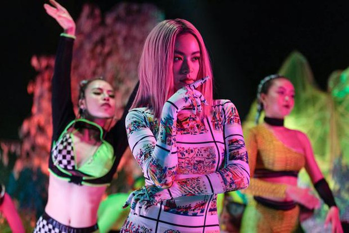 Trước sự việc bị cho là mặc áo dài không quần, phía Hoàng Thùy Linh đã có phản hồi chính thức. Phụ trách trang phục cho MV, stylist Hoàng Ku khẳng định trang phục của giọng ca Kẻ cắp gặp bà già không phải là áo dài cách tân như nhiều cư dân mạng nghĩ. Theo stylist, đây là bộ váy xẻ 2 bên hông, liền bao tay, dùng họa tiết tranh Hàng Trống để in lên toàn bộ thân váy được đặt riêng cho Linh, thực hiện bởi nhà thiết kế Lưu Ngọc Kim Khanh.