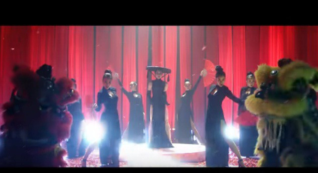 Trước phản ứng gay gắt của dư luận, Nhã Tiên bày tỏ: "Tiên có mặc quần mà bị tà áo che mất thôi. Trang phục này lấy cảm hứng từ sườn xám cách điệu. Việc phối cùng với nón quai thao do đạo diễn chỉ định và cũng chỉ với mong muốn thêm sinh động".