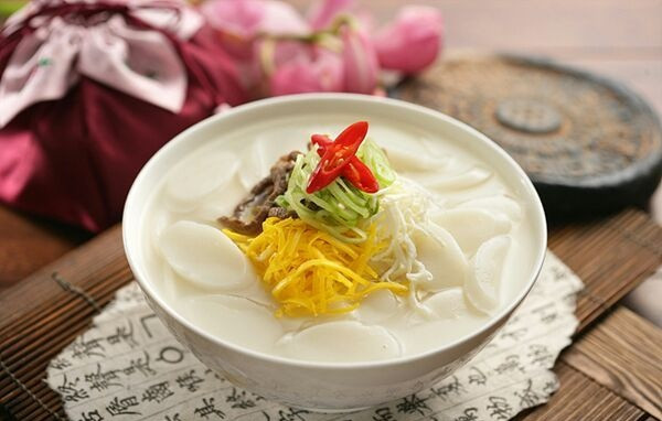 Canh Tteokguk là món ăn Tết Nguyên đán truyền thống của người Hàn Quốc. Bởi hình dạng giống đồng xu Hàn Quốc cũ và màu trắng của bánh gạo, món súp ngon tuyệt này mang ý nghĩa biểu tượng cho sự thịnh vượng, trọn vẹn của vạn vật trên thế gian.