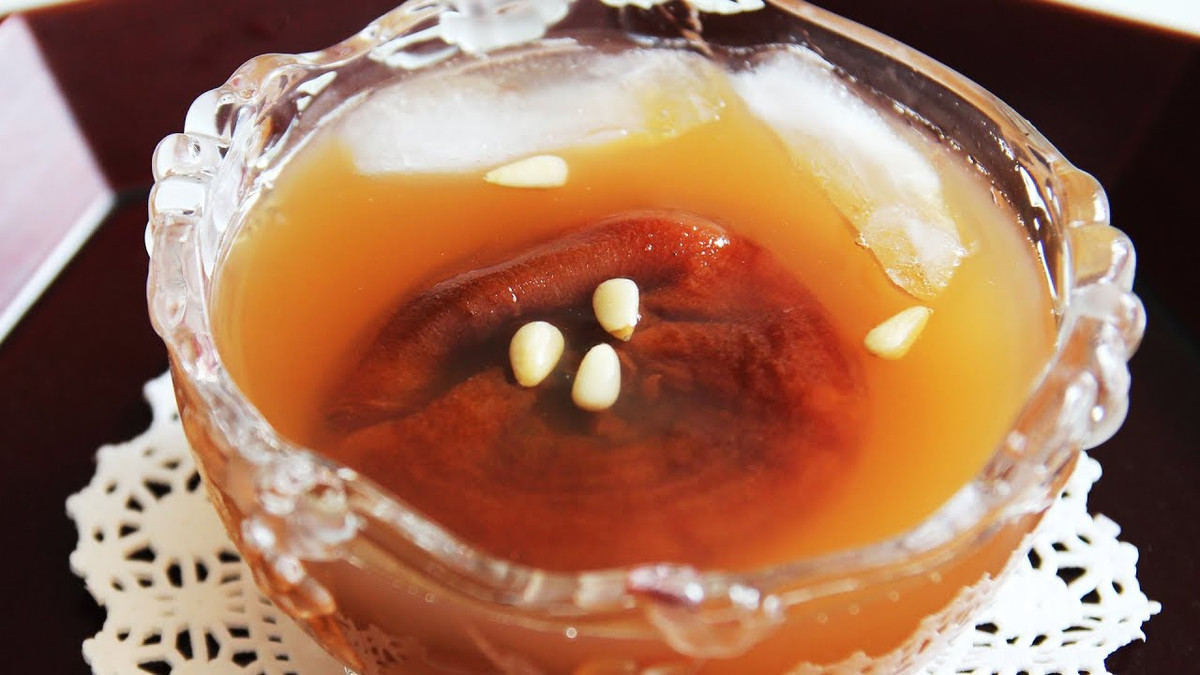 Sujeonggwa là loại đồ uống tráng miệng được ưa chuộng của người Hàn và được làm từ gừng, quế, cùng ít đường. Với hương vị ngọt, đắng, thơm nồng, một cốc trà Sujeonggwa sẽ giúp bạn cảm thấy ấm áp trong những ngày trời giá rét đầu năm ở Hàn Quốc. Ảnh: Internet.