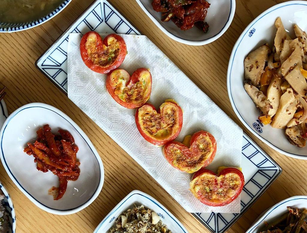 Heart Matsal Jeon được chế biến với nhiều thành phần thực phẩm khác nhau như các loại thịt thái mỏng, hải sản, rau... trộn với bột mì hoặc tráng trứng, sau đó chiên lên. Món khai vị này rất quan trọng trong bàn thờ cúng tổ tiên vào ngày đầu năm mới. Trứng ốp la hình trái tim đẹp mắt là món phổ biến và được ưa chuộng ở đây.