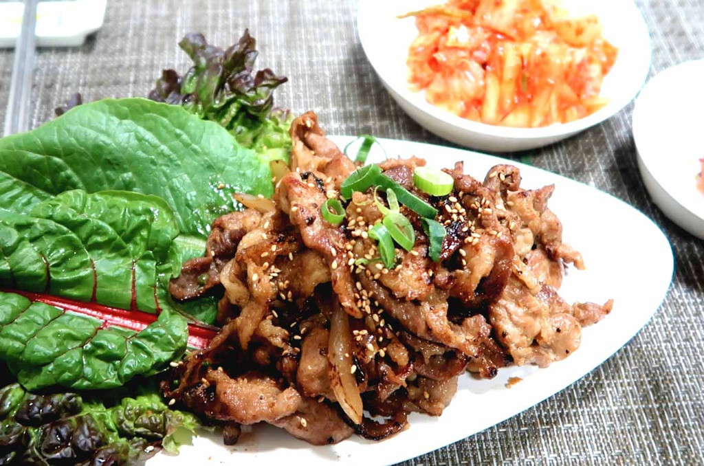Bulgogi: Có nguồn gốc từ thời Goguryeo, Bulgogi là loại thịt bò ướp mặn ngọt, luôn có mặt trong mâm cơm Tết của Hàn Quốc. Được chế biến từ phần thịt bò ngon nhất, mềm nhất, thêm nước sốt đậm đà với nước tương, đường, nước ép lê, tất cả đã tạo nên món ăn mang hương vị hấp dẫn, lôi cuốn.