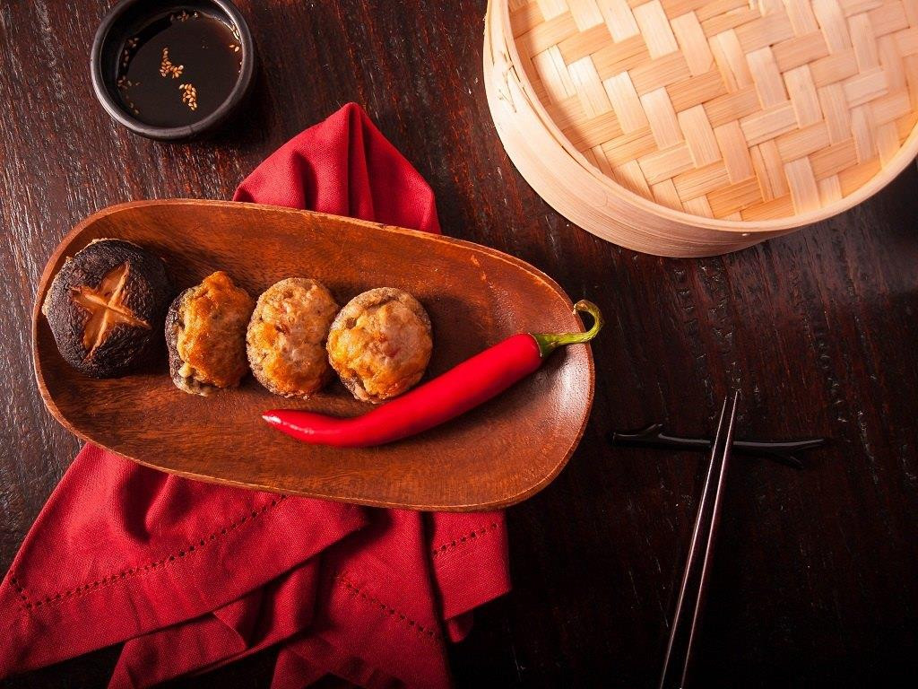 Pyogo Beoseot Jeon: Món ăn được tạo nên từ thịt bò băm, đậu phụ. Bạn cũng có thể nhồi hải sản hay nguyên liệu khác theo sở thích của mình. Nấm nhồi Shiitake là một công thức jeon phổ biến vào ngày đầu năm mới ở Hàn Quốc. Món ăn đặc biệt nhiều protein, hương vị ngon và rất tốt cho sức khỏe. 