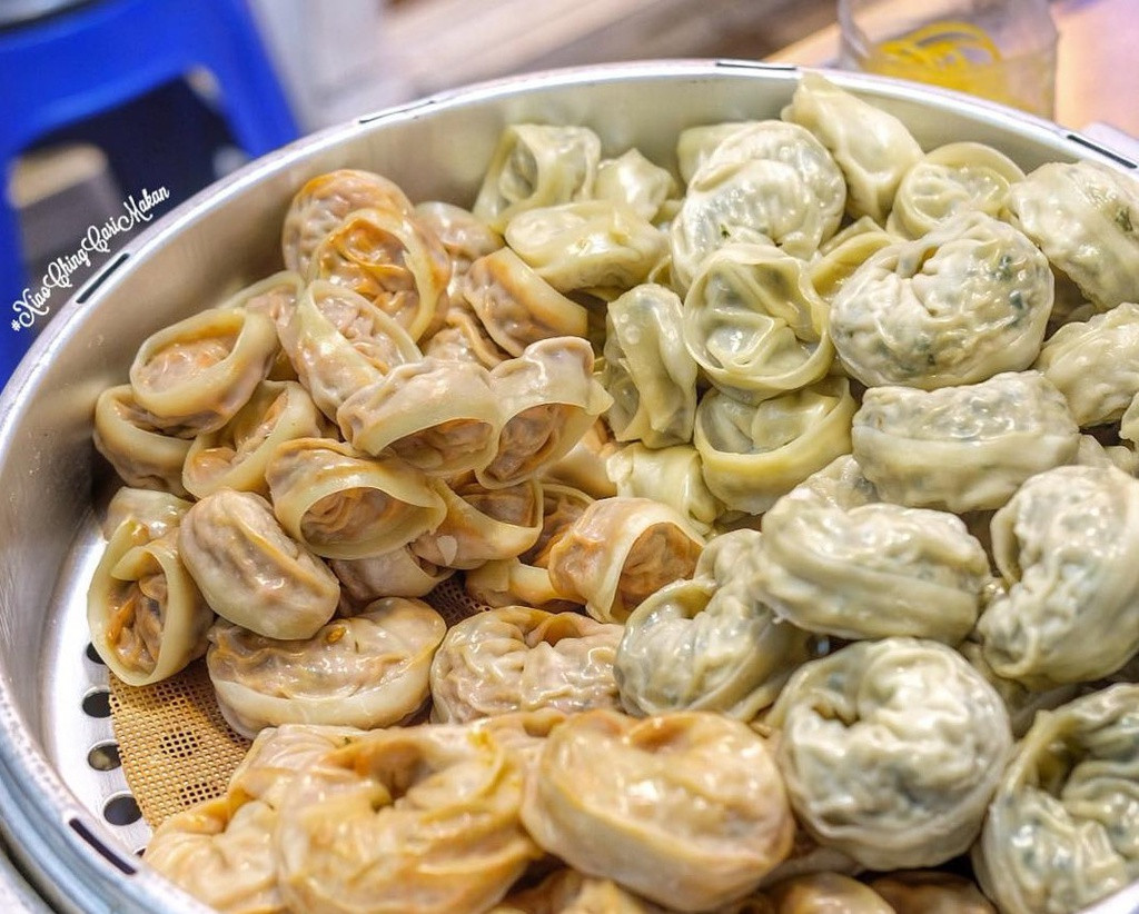 Kimchi Mandu còn được gọi dumpling là bánh màn thầu kiểu Hàn Quốc. Nếu là tín đồ của các món ăn xứ kim chi, bạn chắc chắn sẽ rất quen thuộc với giỏ màn thầu nóng hổi có mặt trên rất nhiều chương trình thực tế. Vào dịp năm mới, những gia đình Hàn Quốc sẽ tự tay tạo ra chiếc bánh bao nhỏ xinh để thưởng thức hay làm nguyên liệu cho Manduguk.