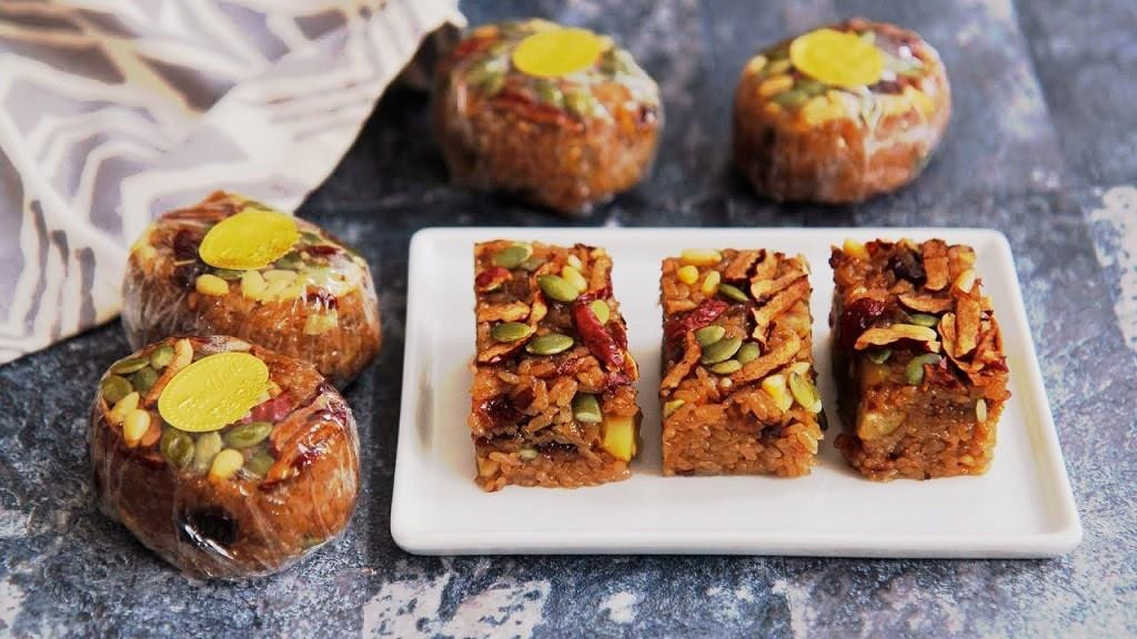 Yaksik: Người Hàn Quốc cũng chuẩn bị món bánh tráng miệng Yaksik bổ dưỡng để đãi khách vào dịp năm mới. Một trong những thành phần chính tạo nên độ ngọt vừa phải trong Yaksik là mật ong. Ngoài ra, nguyên liệu để tạo nên chiếc bánh thơm ngon này còn là gạo ngọt, trái cây khô, các loại hạt như dẻ, thông, hướng dương… nước sốt, mật ong, nước tương, dầu mè và bột quế.