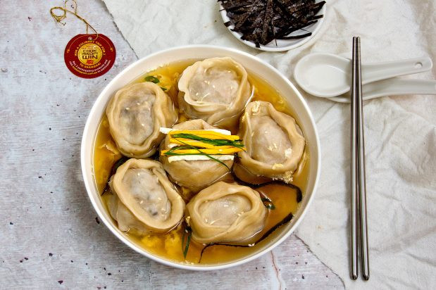 Manduguk là món thay thế Tteokguk ở một số vùng miền Hàn Quốc. Ngoài ra, nhiều gia đình vào dịp năm mới còn tạo thêm một phiên bản khác gọi là Tteok Manduguk. Món ăn là sự kết hợp giữa Manduguk và Tteokguk với nguyên liệu chính bánh gạo, bánh bao.