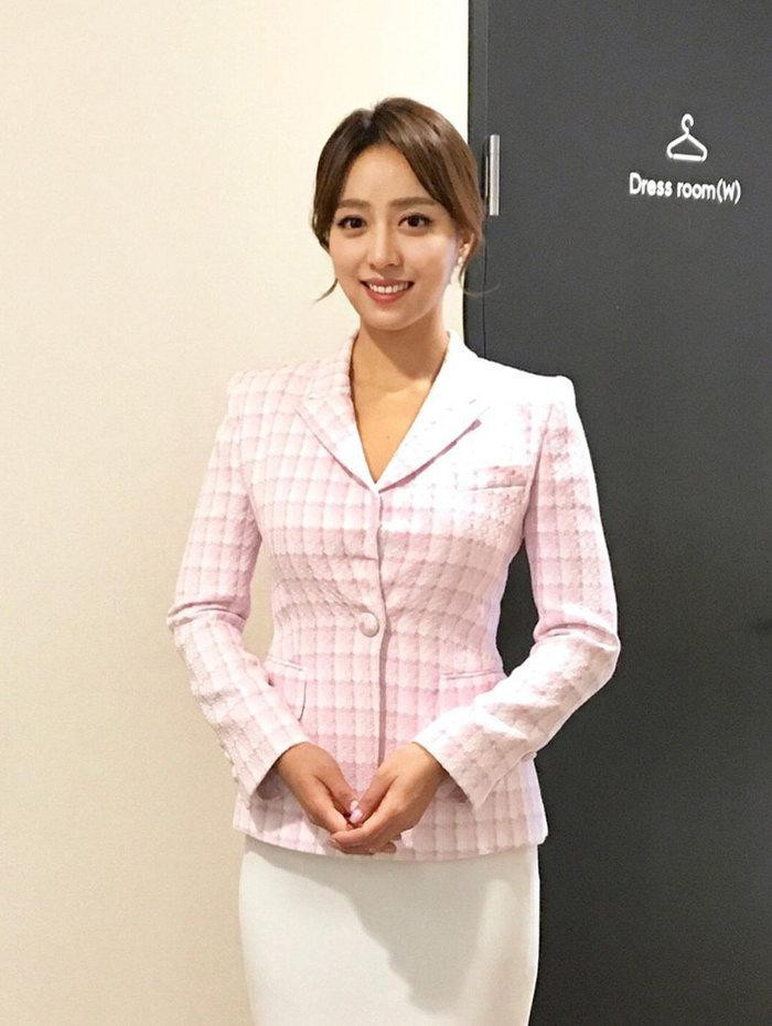 MC Im Hyun Joo phối vest kẻ hồng phấn với chân váy trắng vừa thanh lịch vừa nữ tính.