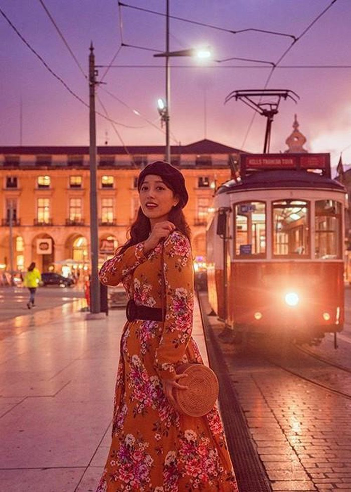 Nữ MC Hàn hóa thành quý cô sang chảnh với chiếc váy hoa và túi cói hình tròn. Ảnh: Internet. Video "Minh Hằng chia sẻ về phong cách thời trang". Nguồn: VTC.