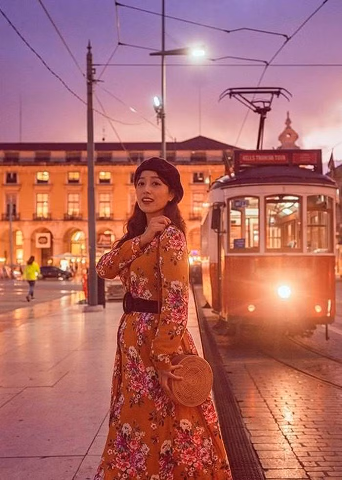 Nữ MC Hàn hóa thành quý cô sang chảnh với chiếc váy hoa và túi cói hình tròn. Ảnh: Internet. Video "Minh Hằng chia sẻ về phong cách thời trang". Nguồn: VTC.