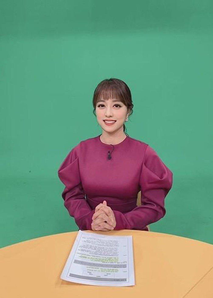 Nữ MC gây ấn tượng với khán giả bởi cách ăn mặc tinh tế và trang điểm nhẹ nhàng.