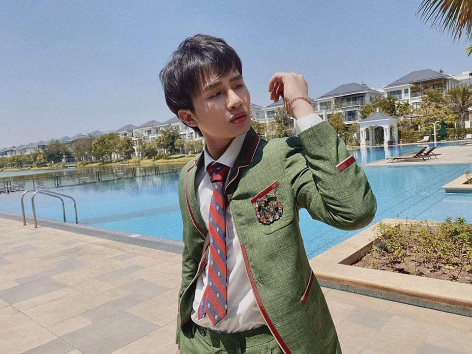 Giọng ca "Em gì ơi" bắt đầu "lột xác" theo đuổi hình ảnh chỉn chu hơn với những bộ suit hợp mốt trên sân khấu.