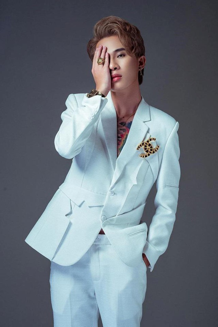 Nam ca sĩ diện bộ suit trắng khá bảnh bao nhưng lại làm lộ hình xăm ngực thiếu tinh tế.