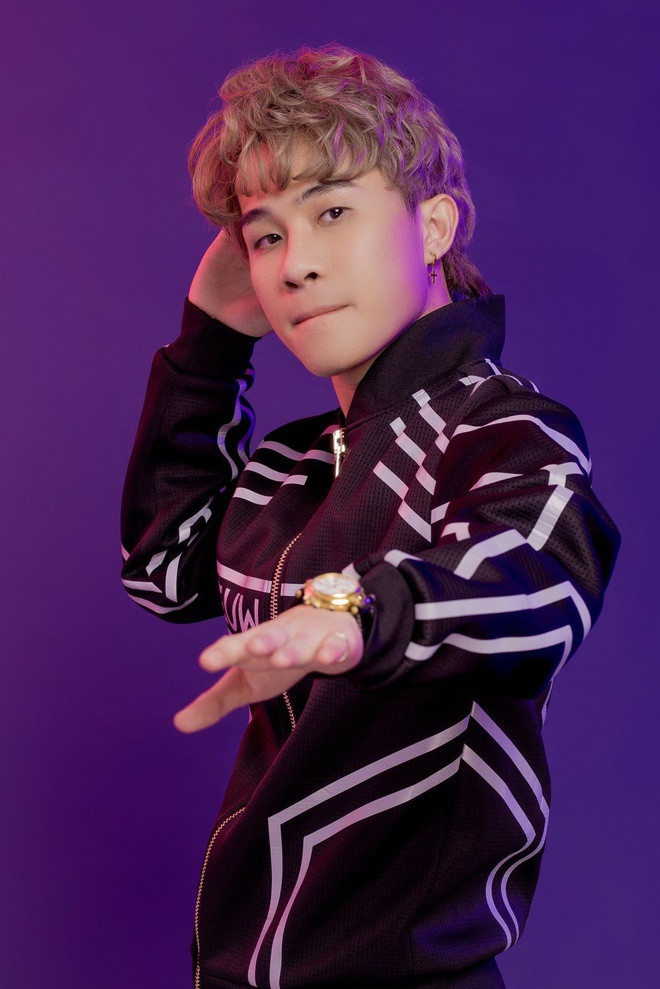 Nam ca sĩ vẫn trung thành với các bộ đồ tông màu đen trắng trung tính.