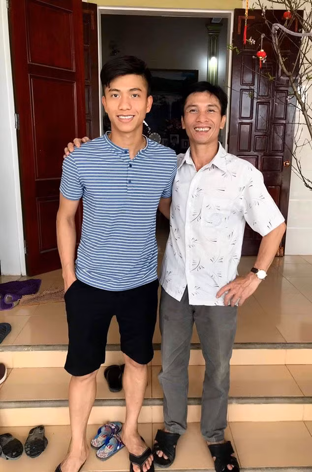 Phan Văn Đức mặc áo phông quần ngố đơn giản khi về nhà ăn Tết.