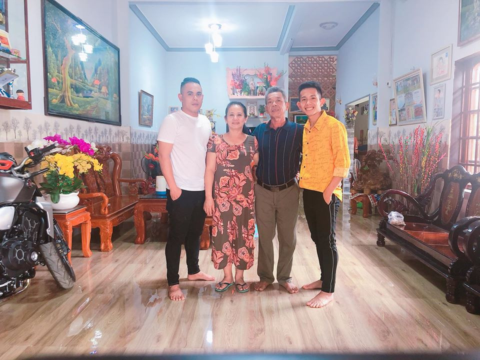 Nguyễn Phong Hồng Duy (Duy Pinky) chọn áo sơ mi vàng nổi bật đón năm mới cùng gia đình.