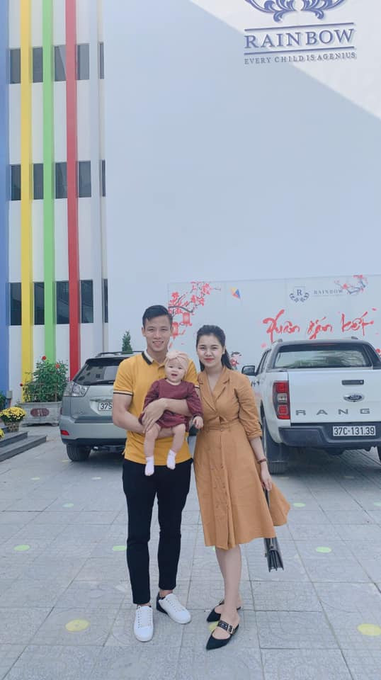 Trong chuyến du xuân, Quế Ngọc Hải mặc áo phông vàng cùng tông với vợ.